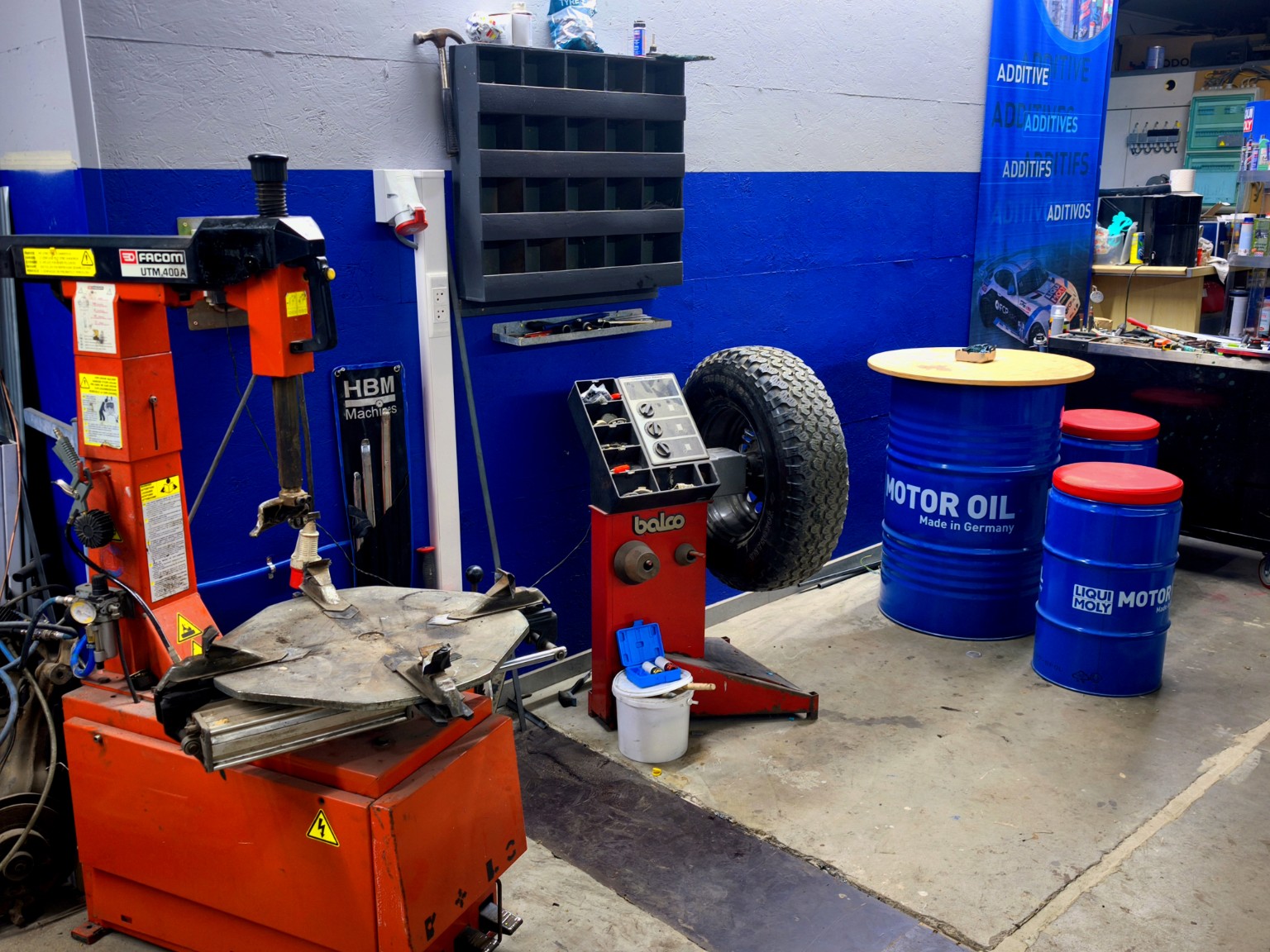 Bandenhoek in de werkplaats van Garage 960 in Bree met bandenmachine, balanceermachine en Liqui Moly branding