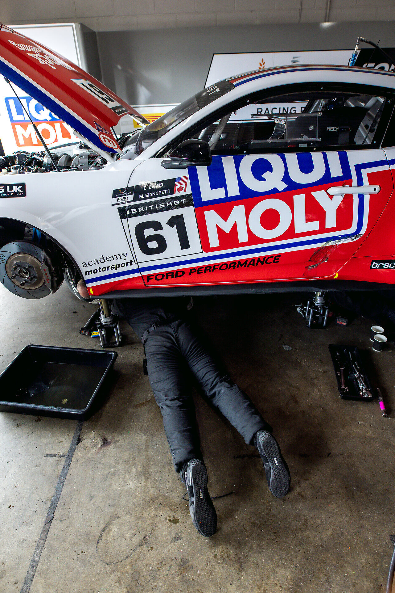 Liqui Moly motorsportwagen met zichtbare remmerij