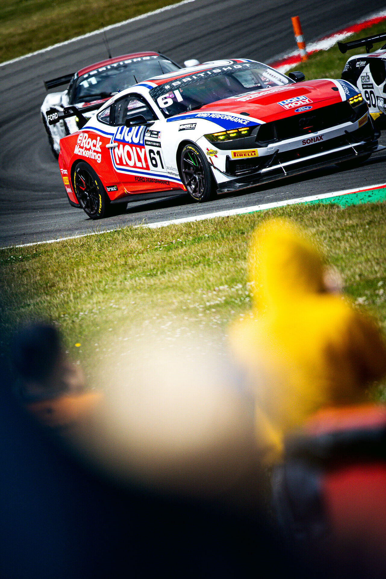 Liqui Moly motorsportwagen in actie op circuit